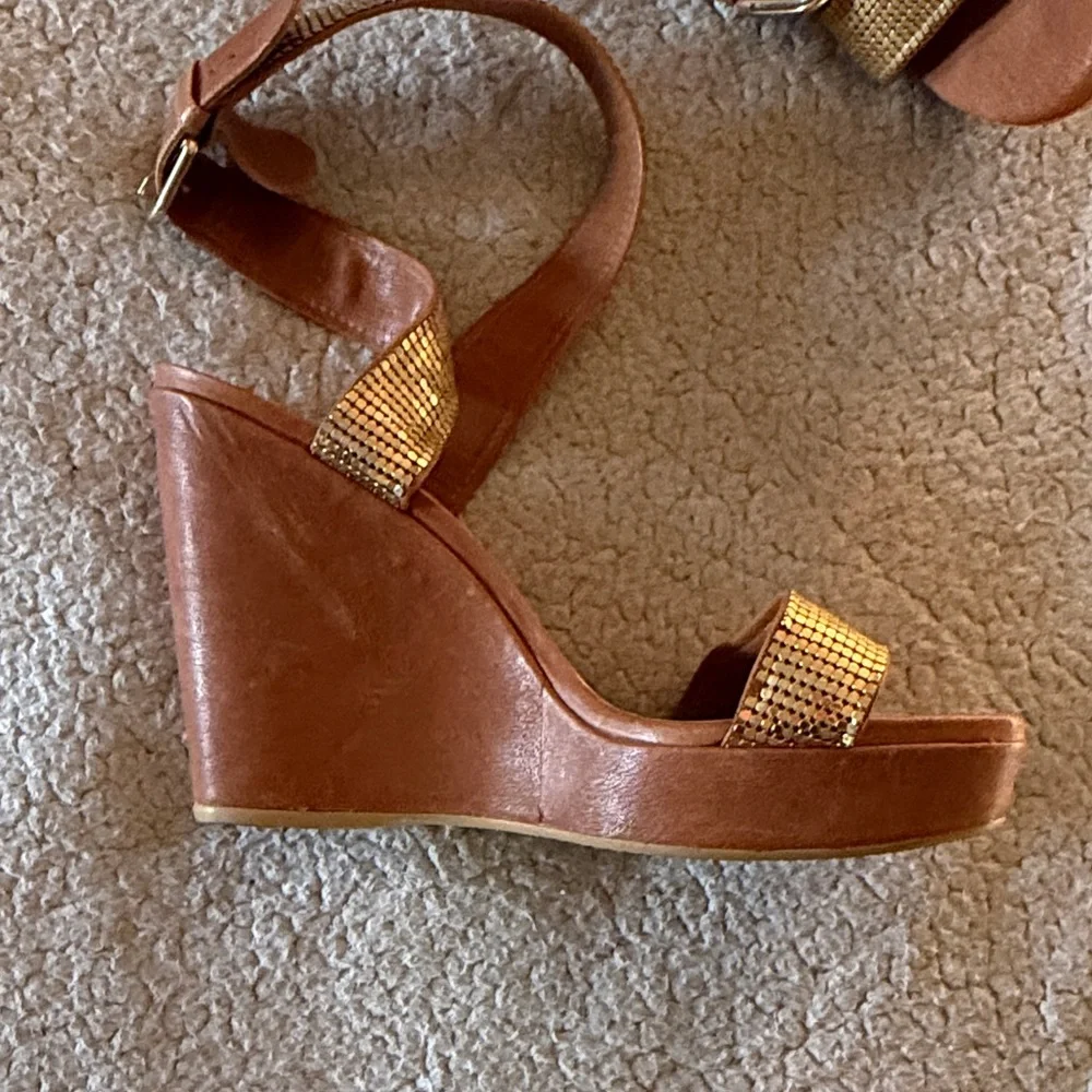 Stuart Weitzman Metallic Gold and Tan Wedges Size 10 - Picture 11 of 13